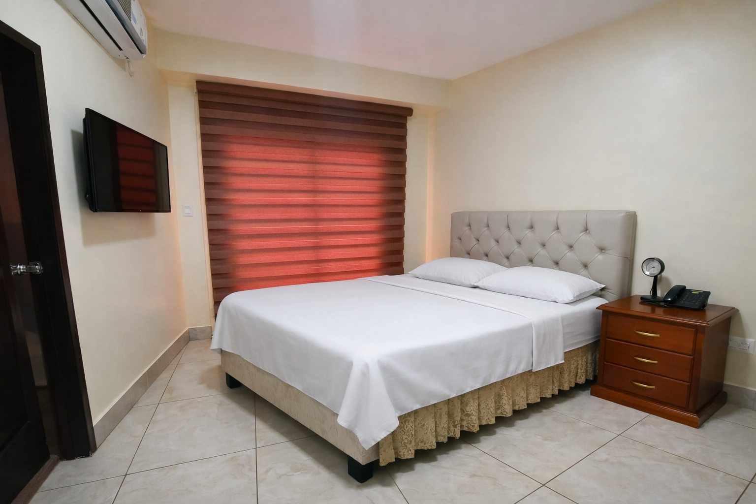 Habitación con luz cálida y cama amplia